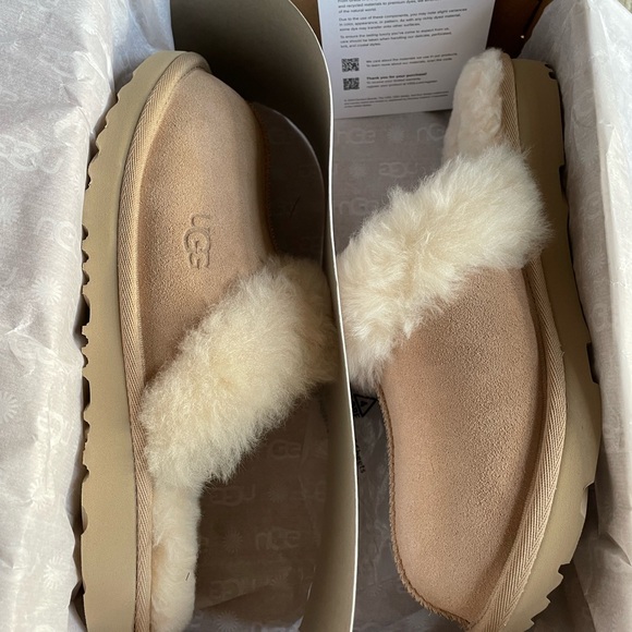 Authentic New Ugg Cozy II Slippers Kids’ Sz 6 (Women’s 7.5), Pretty Sand Color! - Picture 3 of 8